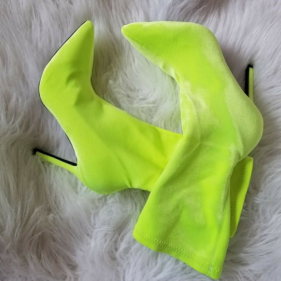 Cape Robbin Size 7 FUCHSIA PINK ANKLE VELVET BOOTIES - Picture 2 of 8